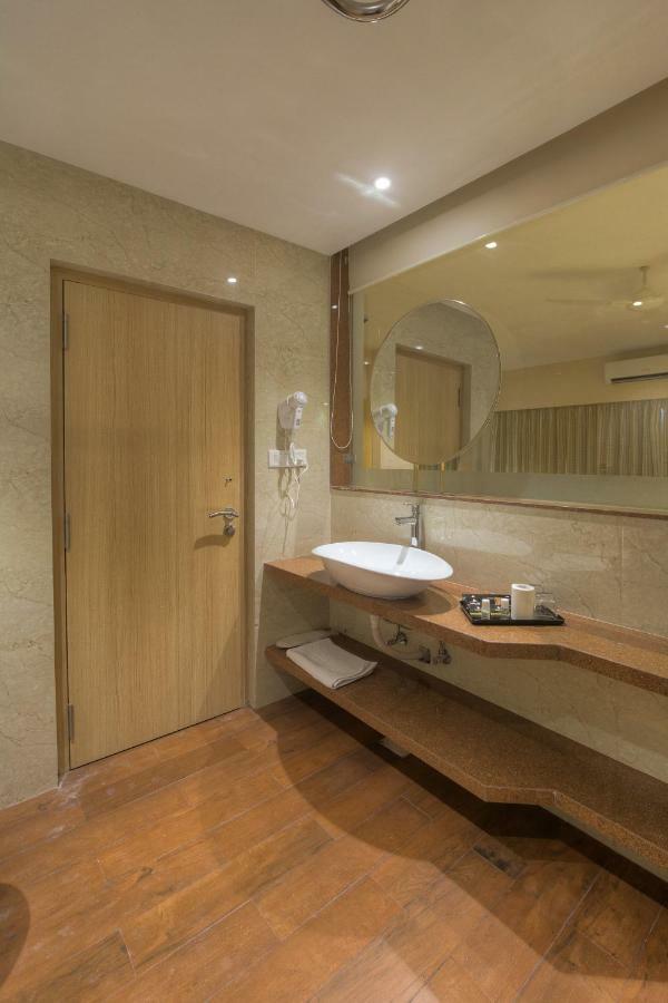Hotel Sadbhav Villa Surate Extérieur photo